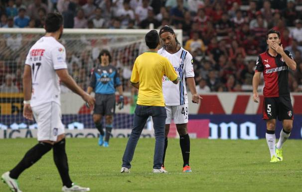 Ronaldinho firma un autógrafo y anota un gol en la derrota del Querétaro ante el Atlas