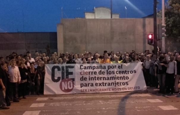 Unas 300 personas protestan contra los CIE en la puerta de Zapadores en Valencia y como apoyo a los internos de Aluche