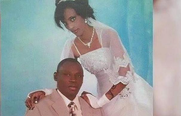 Meriam Yehya Ibrahim, en una imagen junto a su marido el día de su boda