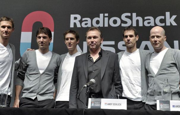 Johan Bruyneel, en el centro con chaqueta oscura, en la presentación del Radioshack