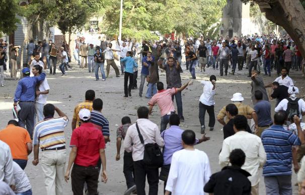 Más de un centenar de heridos en choques entre islamistas y laicos en Tahrir