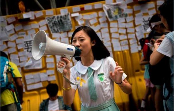 Una manifestante en las protestas de HK