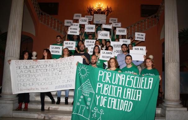 Interinos se encierran en el Ayuntamiento de Sevilla pidiendo una inversión "real" en educación y derogar la Lomce