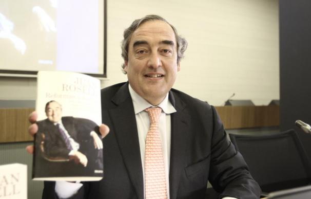 El presidente de CEOE, Juan Rosell, muestra su último libro: 'Reformas o declive"