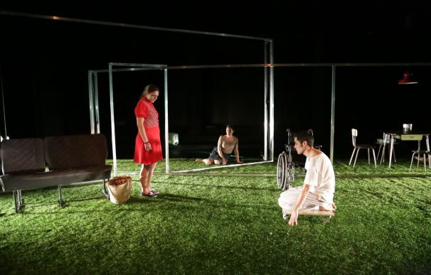 'La Distancia' de Pablo Messiez vuelve a Madrid con una versión "distinta" y de más "intimidad" al Pavón Teatro Kamikaze