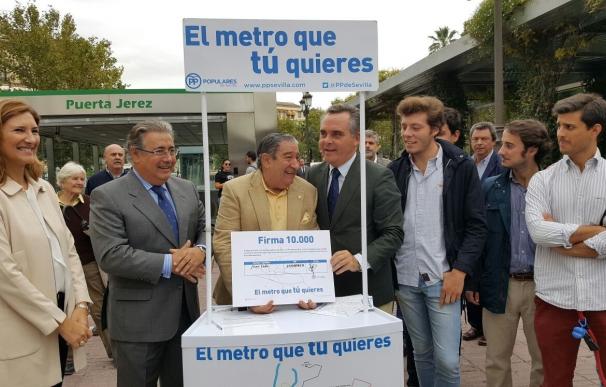 PP recoge 10.000 firmas por el metro y exige a Junta presupuestar un tercio de una de las líneas como mínimo