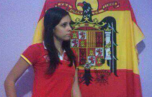 Carmen Melissa Ferrer, concejal de Juventud y Sanidad de Canals, junto a una bandera franquista.