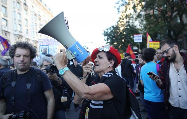 Cientos de manifestantes marchan por el centro de Madrid con cánticos contra Felipe González y Susana Díaz