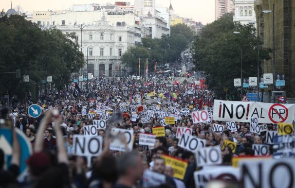 La manifestación contra la "mafia golpista" se diluye en Sol sin incidentes poco después de la investidura de Rajoy