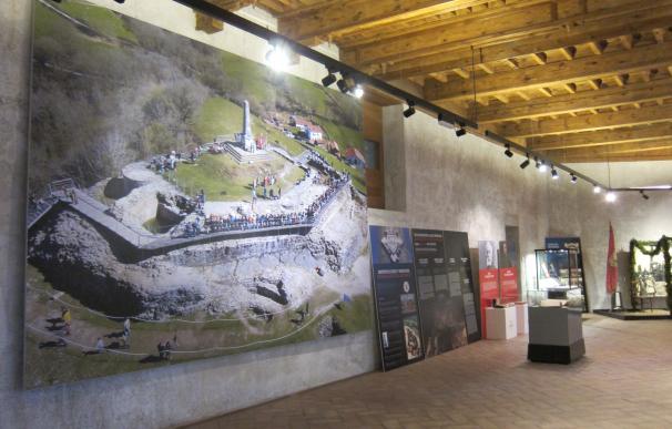 Joseba Asiron inaugura la primera exposición retrospectiva sobre el castillo de Amaiur