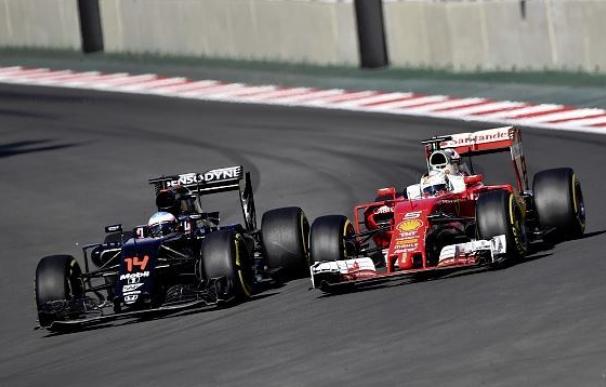Alonso (izquierda) y Vettel (derecha) en el circuito de México.