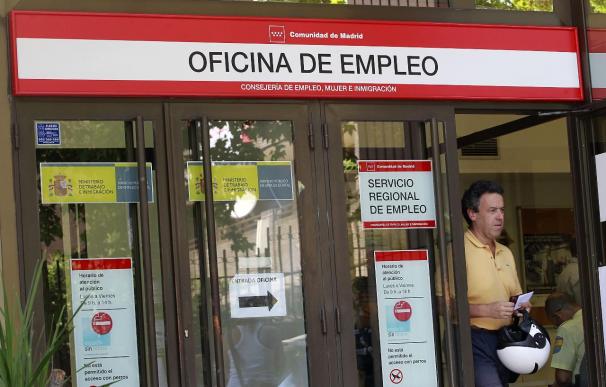 La cifra de personas inscritas como desempleados en los registros de los Servicios Públicos de Empleo descendió en mayo por segundo mes consecutivo.