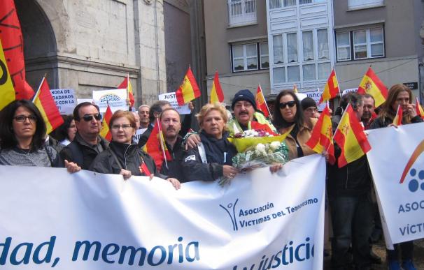 La AVT homenajea a las víctimas de ETA en Arrasate y exige "justicia y memoria"