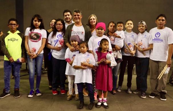Alejandro Sanz muestra su faceta más solidaria con los niños enfermos de cáncer