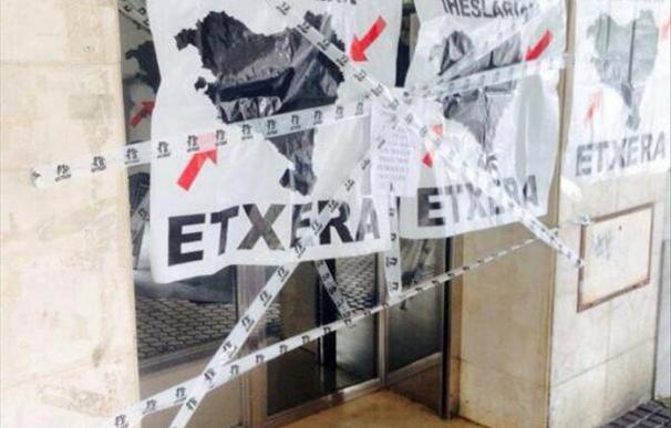 Radicales precintan la sede del PP de San Sebastián con carteles por los presos