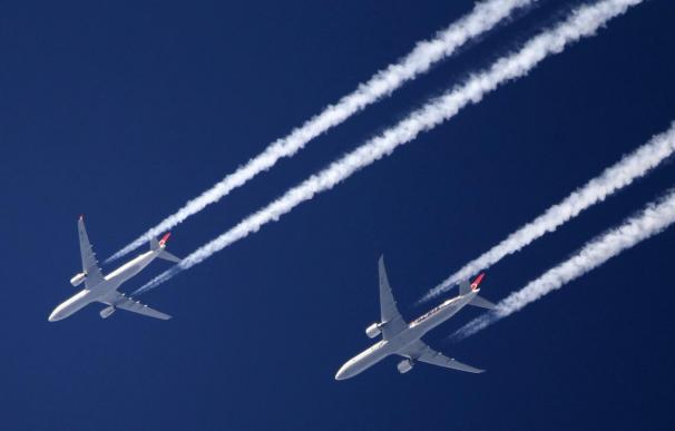Commercial Aeroplanes Fly Above London