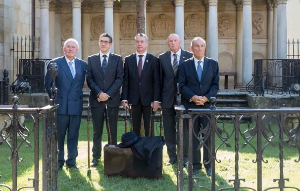 Los cinco lehendakaris del Gobierno Vasco desde la restauración de la democracia, el pasado 7 de octubre ante la Casa de Juntas de Gernika