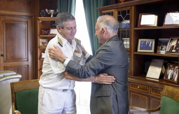El Comandante Naval de Almería, Blas Romero López, se despide de la provincia en la Diputación