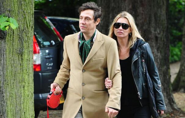Kate Moss y su marido disfrutan de unas lluviosas vacaciones