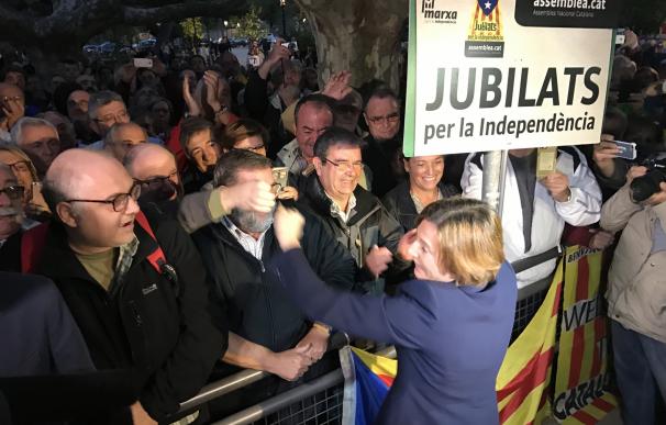 Entidades, partidos y ciudadanos se concentran ante el Parlament catalán en apoyo a Forcadell