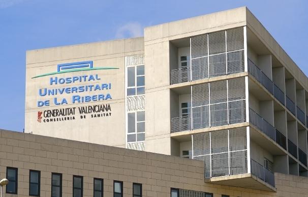 Puig asegura que la cartera de servicios del Hospital de Alzira se mejorará y que los trabajadores tendrán "seguridad"