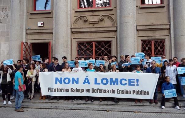 Profesores y alumnos se concentran en toda Galicia para mostrar su "rotundo rechazo" a las 'reválidas'