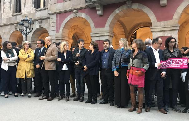 Ada Colau asiste a la concentración de apoyo a Forcadell ante el Parlamento catalán