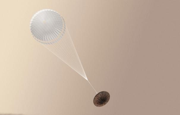 El pequeño Schiaparelli con el paracaídas desplegado en una recreación de su llegada a Marte