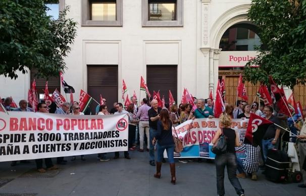 Trabajadores del Banco Popular se vuelven a concentrar en las capitales andaluzas en contra del ERE