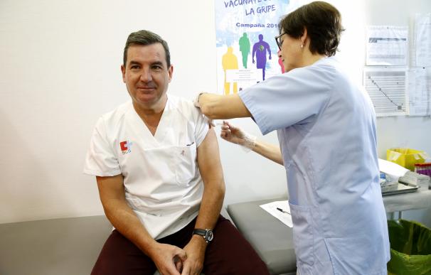 Arranca una campaña de vacunación contra la gripe que busca que más sanitarios se la administren