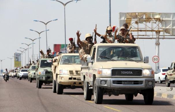 Caravana de fuerzas leales al Gobierno el 13 de octubre en la ciudad de Aden, en Yemen.