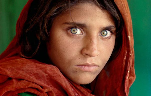 PAKISTAN. Peshawar. Afghan Girl at Nasir Bagh refugee camp. 1984