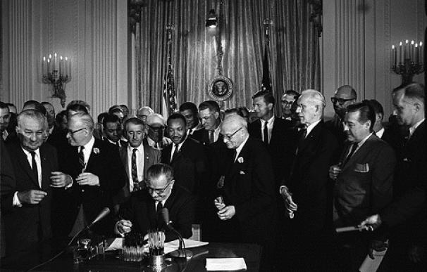 El presidente de EEUU Lyndon Johnson firma la ley de Derechos Civiles de 1964