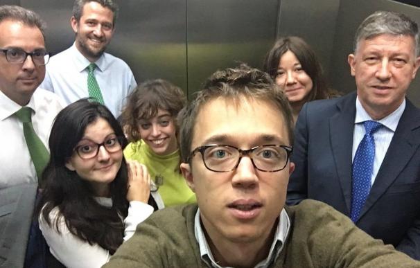 Errejón bromea al quedarse encerrado en un ascensor del Congreso con tres diputados del PP