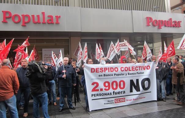 Más de 200 personas protestan en Valladolid contra los despidos, cierres y el ERE de Banco Popular