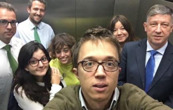 Errejón se queda atrapado en el ascensor con tres diputados del PP