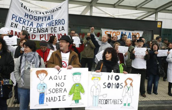 Protesta de empleados y usuarios de la Clínica Puerta de Hierro contra los despidos previstos en la misma.