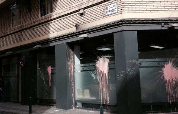 La sede de Izquierda Unida en Zaragoza amanece con pintadas y cristales rotos