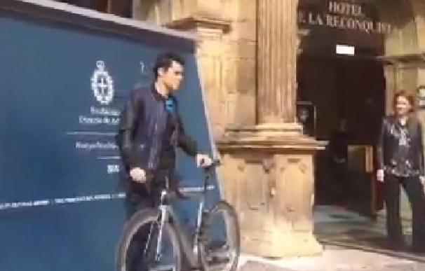 Gómez Noya posa con una bicicleta nada más llegar a Oviedo