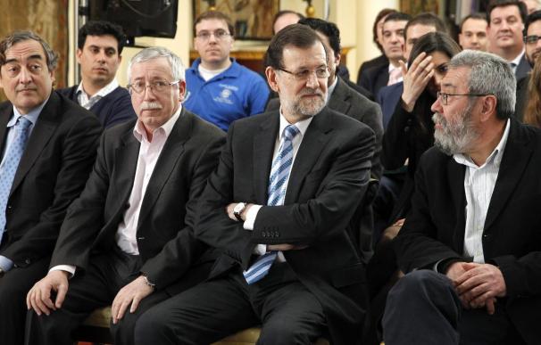 El presidente del Gobierno, Mariano Rajoy (2d), acompañado de los secretarios generales de CCOO, Ignacio Fernández Toxo (2i), y de UGT, Cándido Méndez y el presidente de la CEOE, Juan Rosell (i).