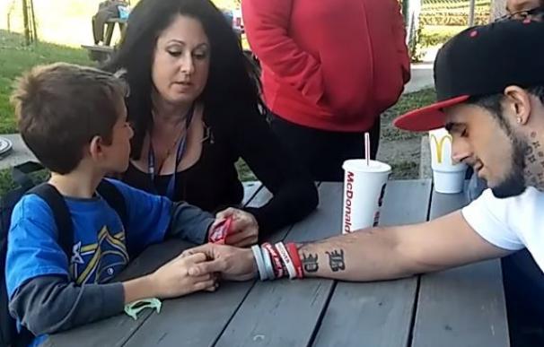 Vea el vídeo en el que un padre le dice a su hijo que su madre murió por sobredosis