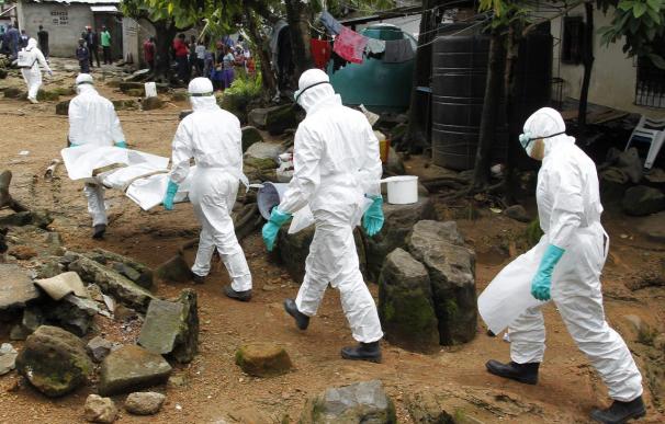 El ébola avanza en el oeste de África mientras el resto del mundo se blinda