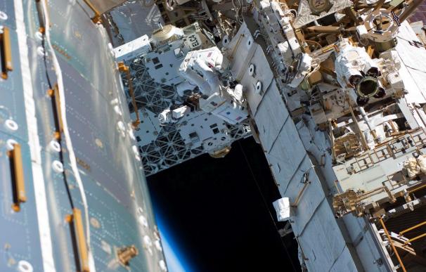 Astronautas de la NASA realizarán un paseo espacial para arreglar un falló en la EEI