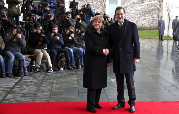 La canciller alemana, Angela Merkel, saluda al presidente del Gobierno español, Mariano Rajoy, a su llegada hoy a la sede de la Cancillería con motivo de la XXIV cumbre bilateral.