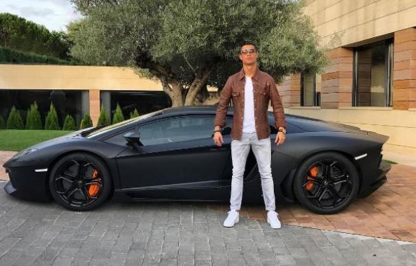 Cristiano Ronaldo posa con su flamante Lamborghini