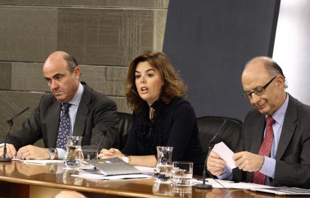 Los ministros del área económica del Gobierno, Luis de Guindos y Cristóbal Montoro, junto a la vicepresidenta Soraya Sáenz de Santamaría, el día que se presentaron las 43 leyes.