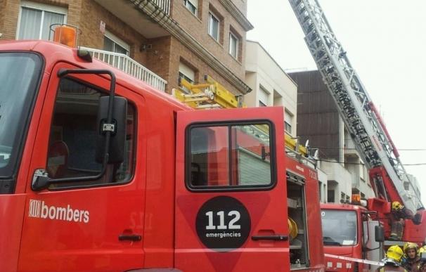 Dos hospitalizados por inhalación de humo en un incendio en Amposta (Tarragona)