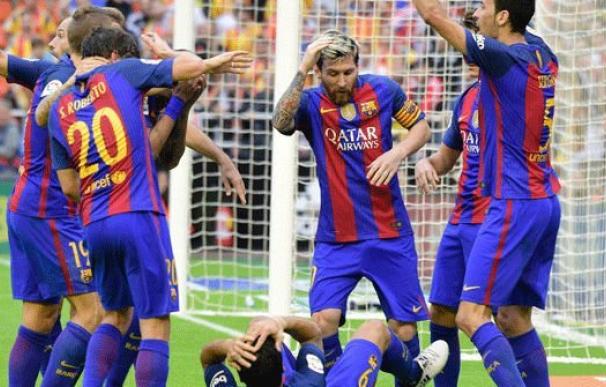 Una botella impacta en Luis Suárez tras el gol de Leo Messi