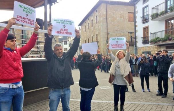 Consuelo Ordóñez encabeza en Alsasua un "acto de rebeldía" en medio de una protesta contra la Guardia Civil