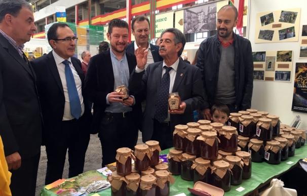 Revilla ensalza en la Feria Apícola la "contribución" de la industria alimentaria a fijar población rural